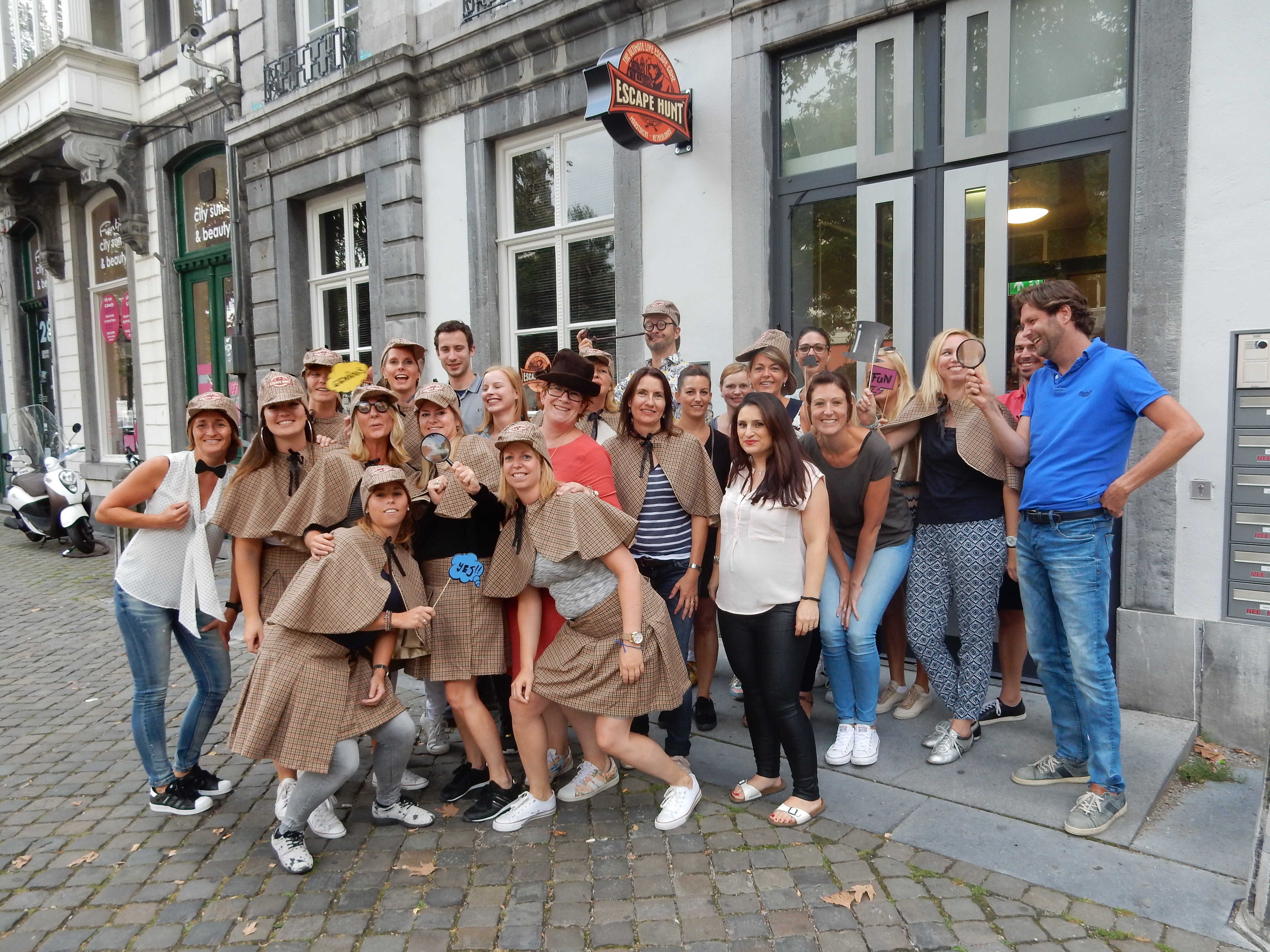 Bedrijfsuitje Maastricht - groep escape room spelers buiten